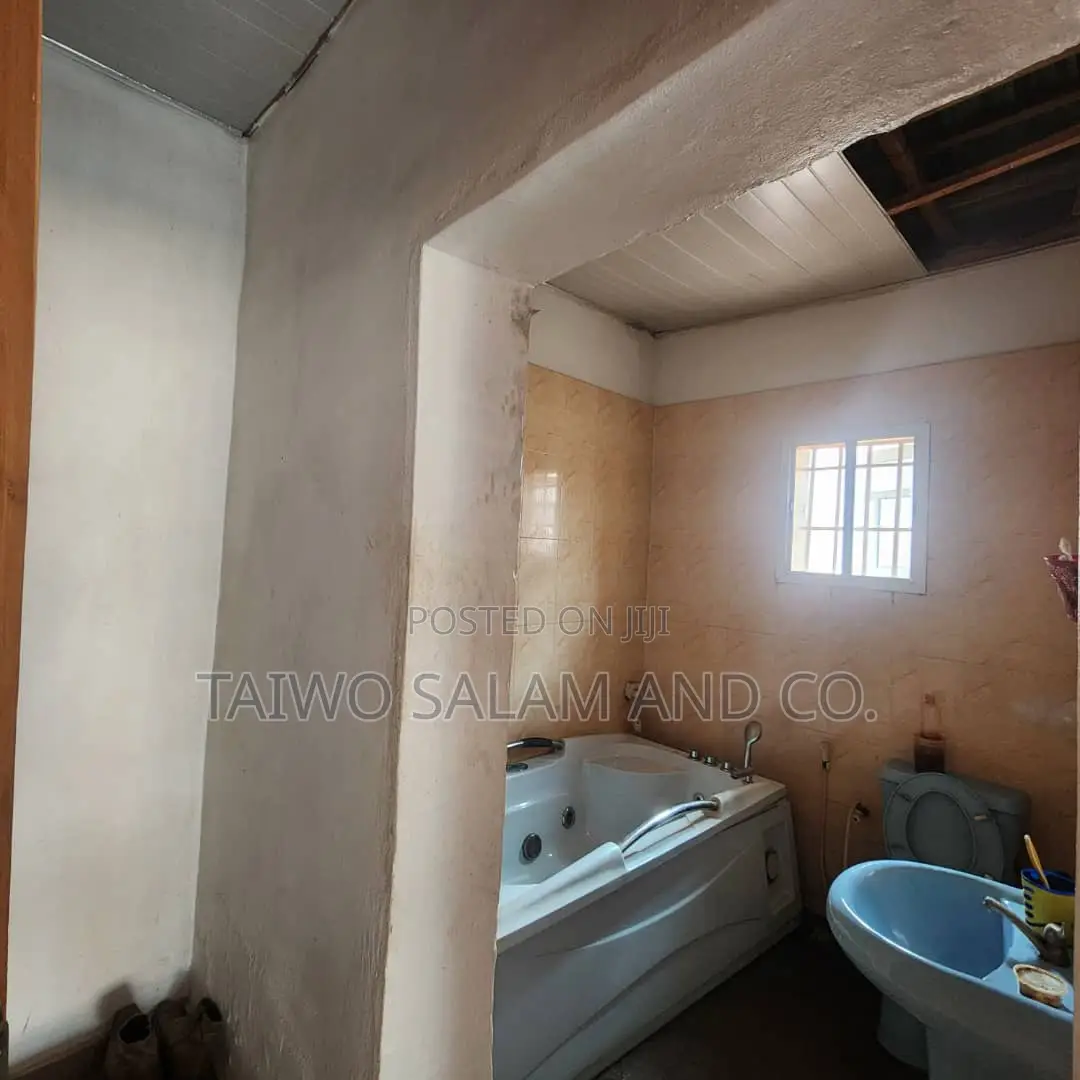 5bdrm Duplex in Ologuneru for sale in Ologuneru