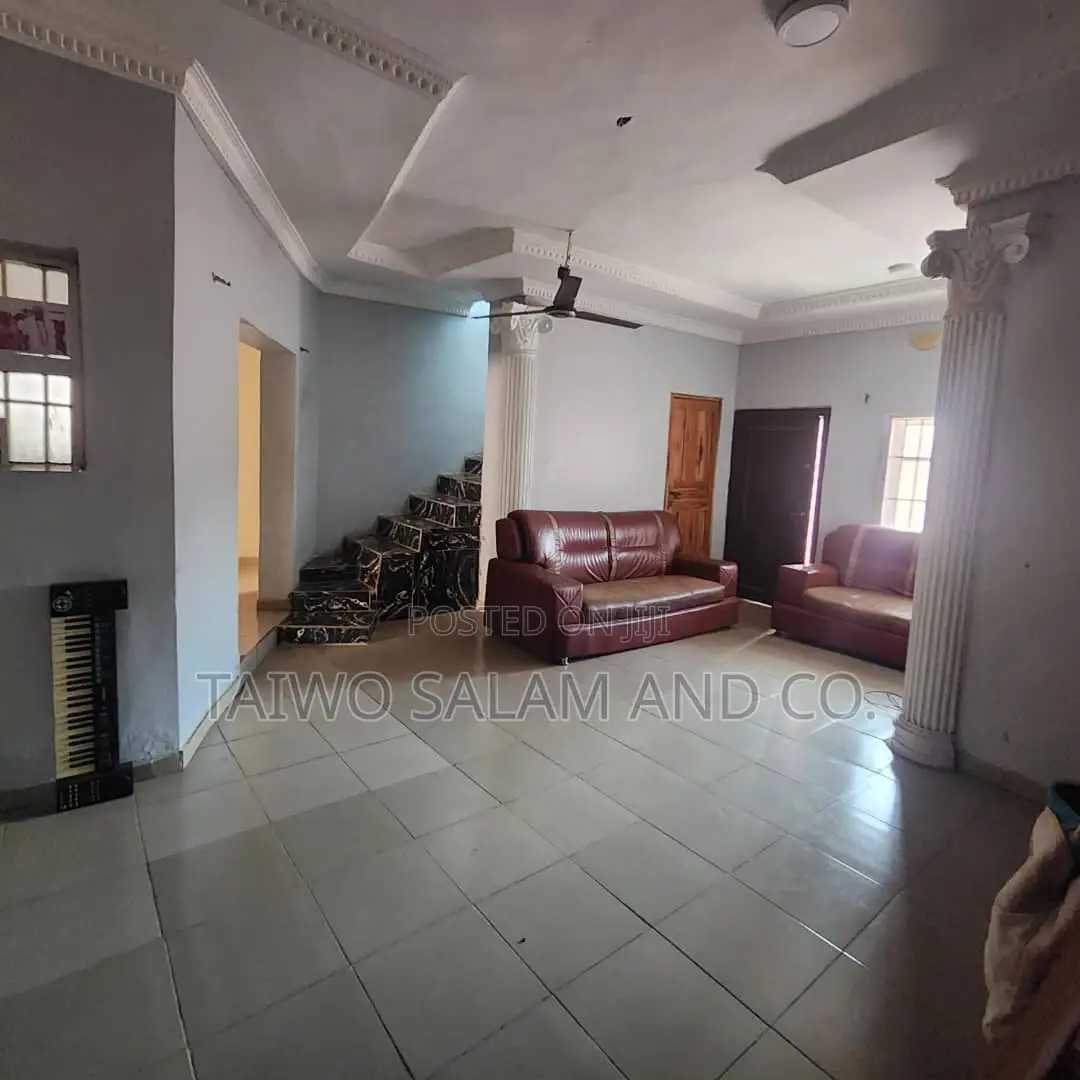 5bdrm Duplex in Ologuneru for sale in Ologuneru