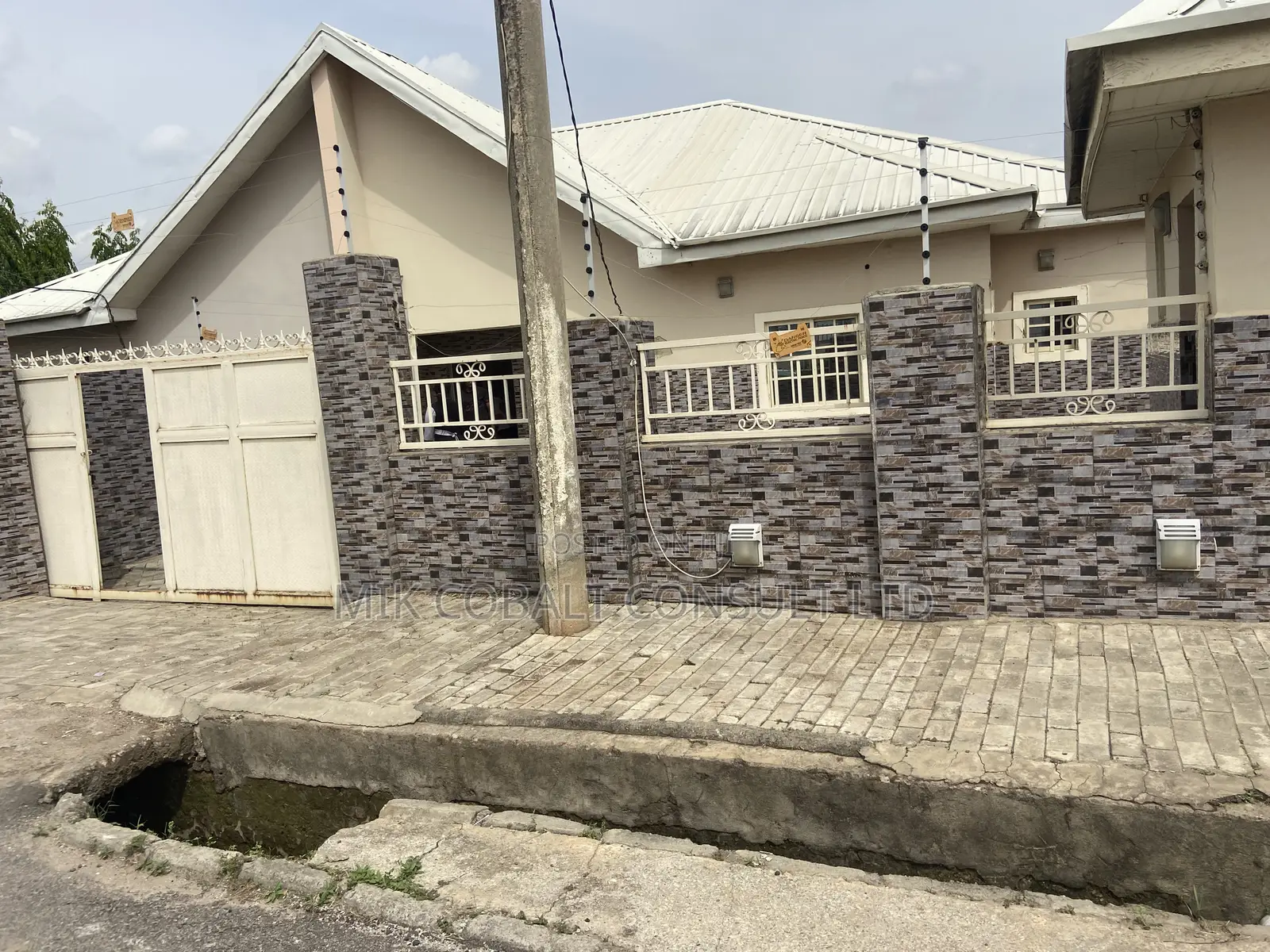 3bdrm Bungalow in Favourland Estate, Life Camp for sale in Life Camp