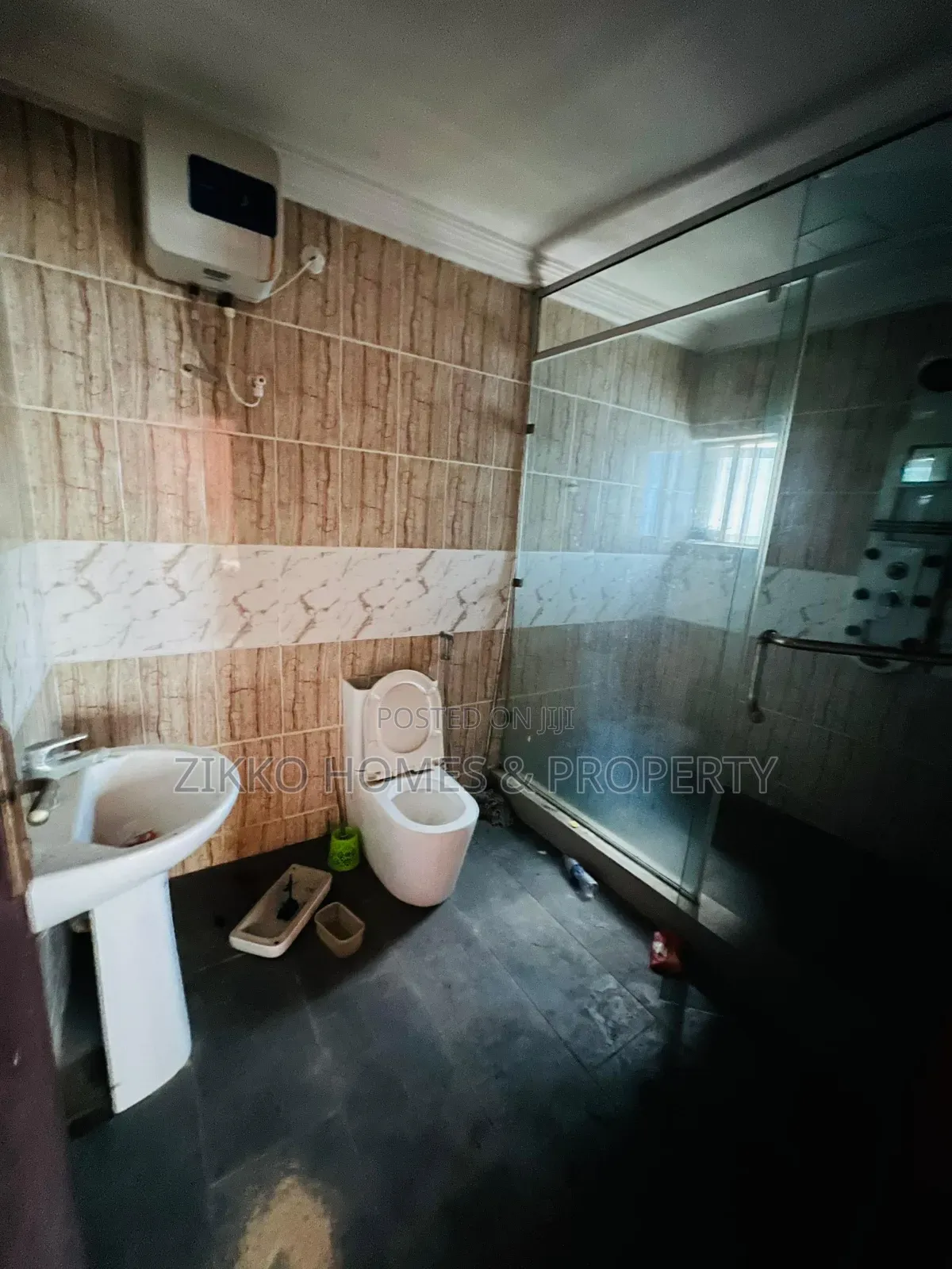 4bdrm Duplex in Coastal Road, Ogombo for sale in Ogombo