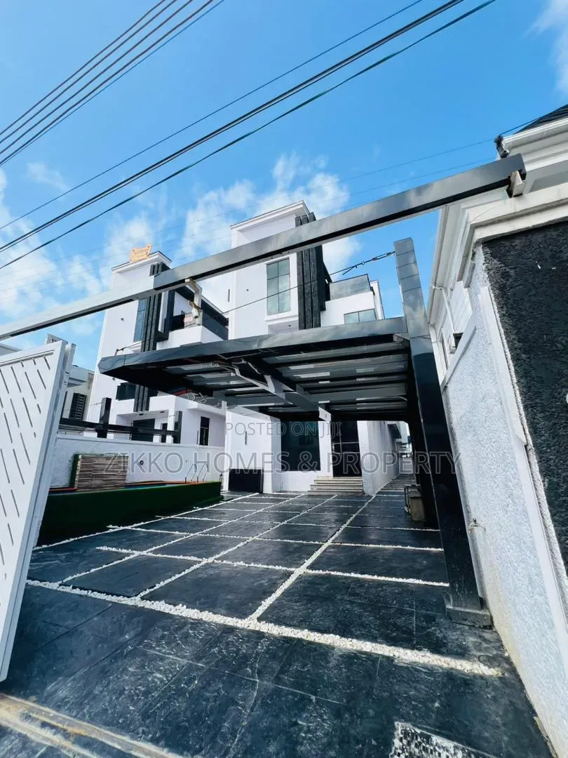 5bdrm Duplex in Orchid Road, Chevron for sale in Chevron