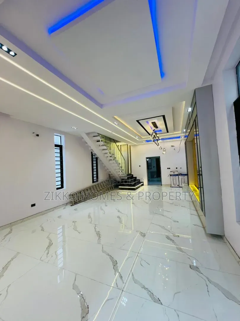 5bdrm Duplex in Orchid Road, Chevron for sale in Chevron