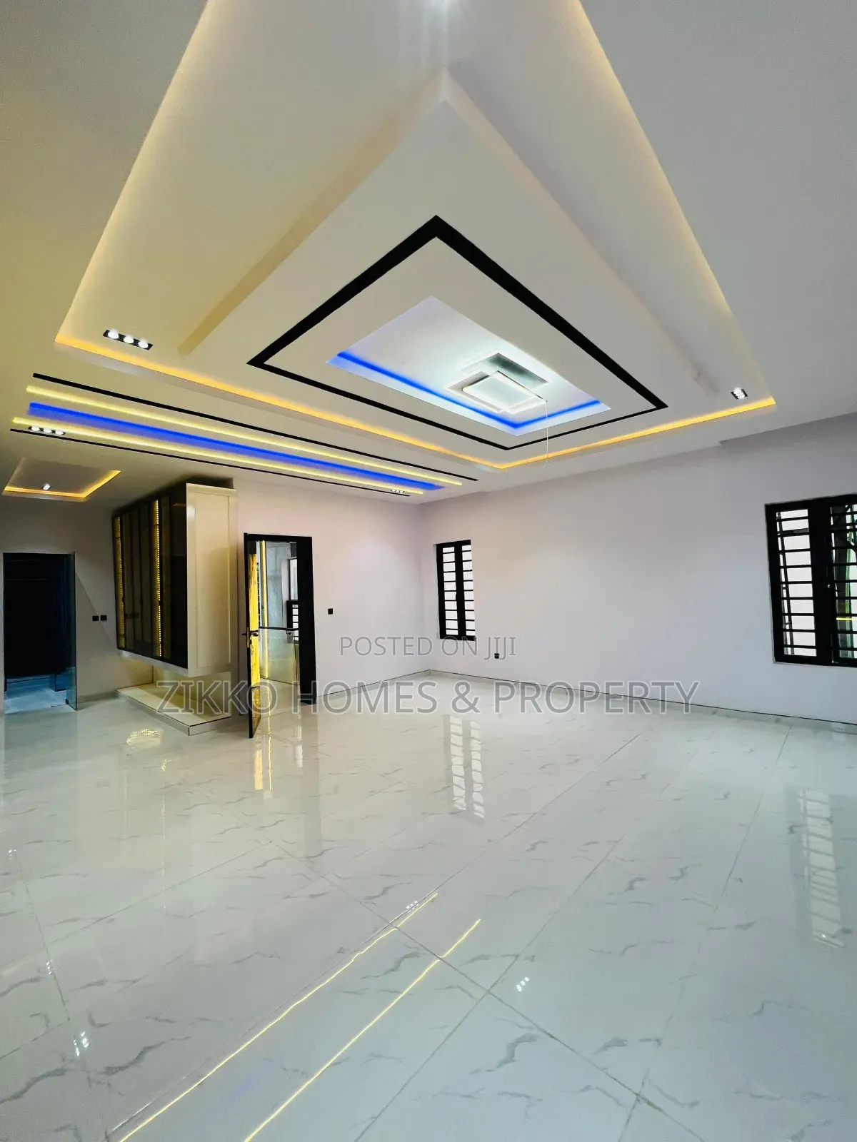 5bdrm Duplex in Orchid Road, Chevron for sale in Chevron