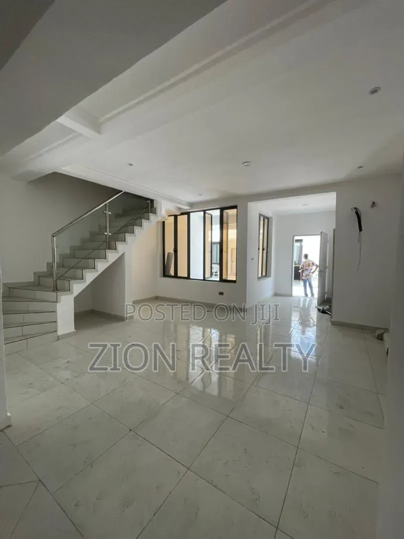 3bdrm Duplex in Chevron Drive for rent in Chevron