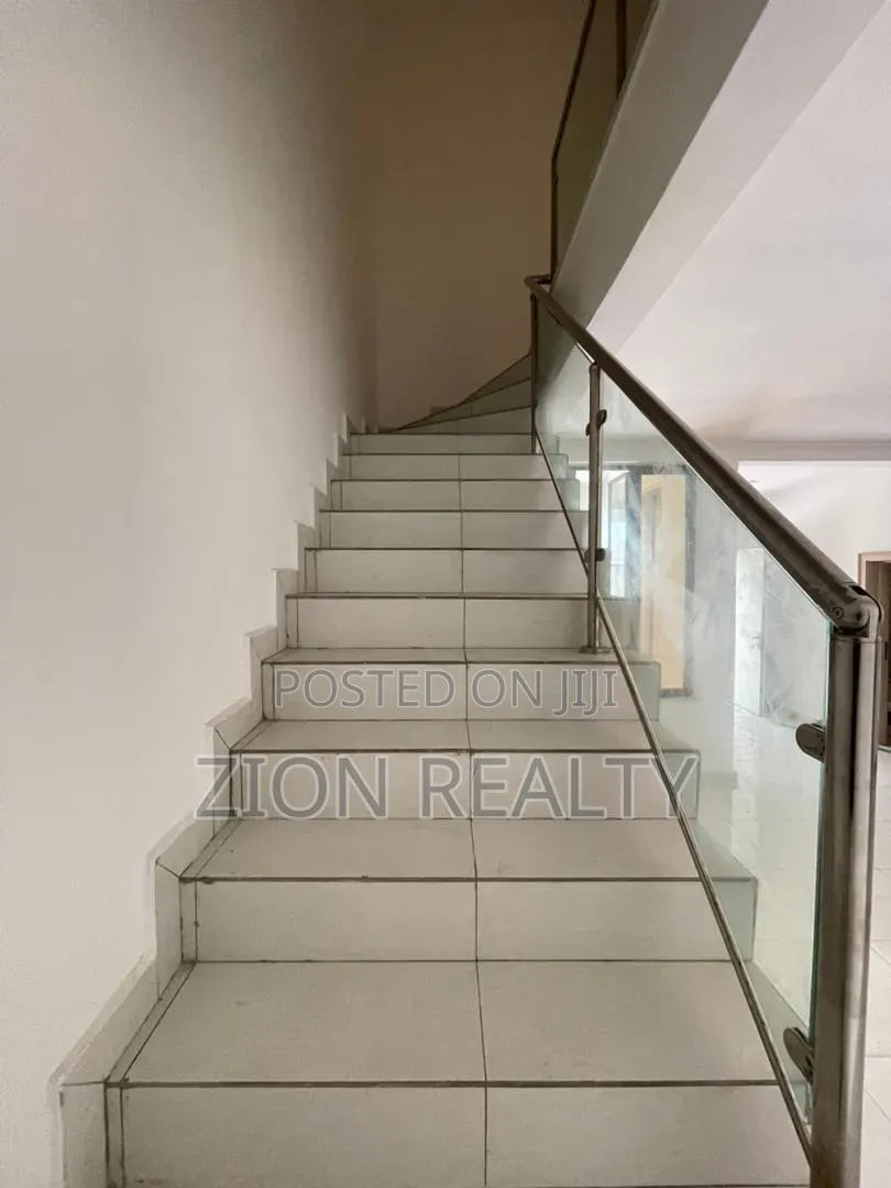 3bdrm Duplex in Chevron Drive for rent in Chevron