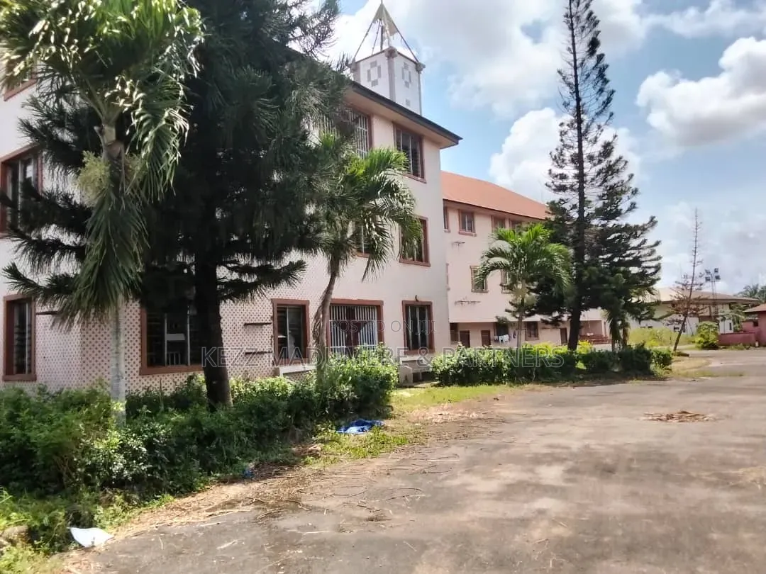 For Sale : Non Functional Const. Company Yard , Uyo, Akwa Ibom State in Uyo
