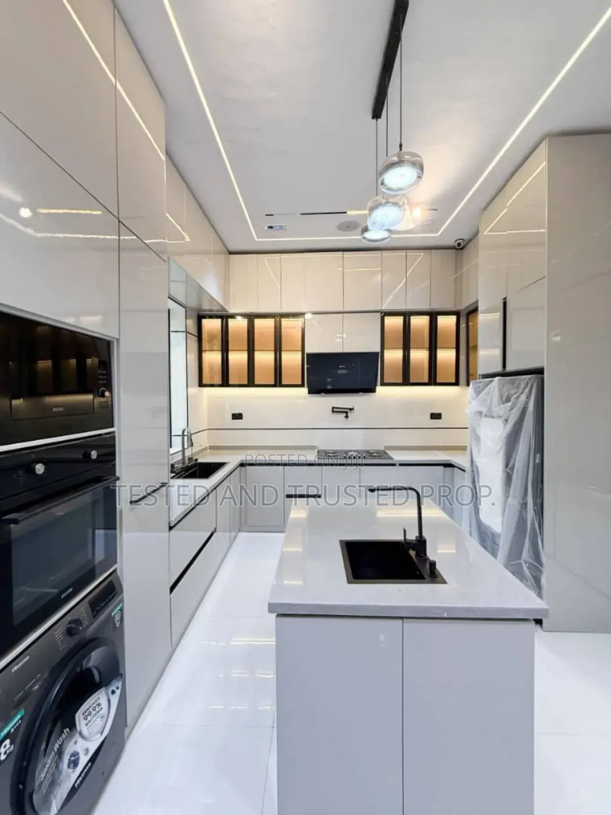 5bdrm Mansion in Chevron for sale in Chevron