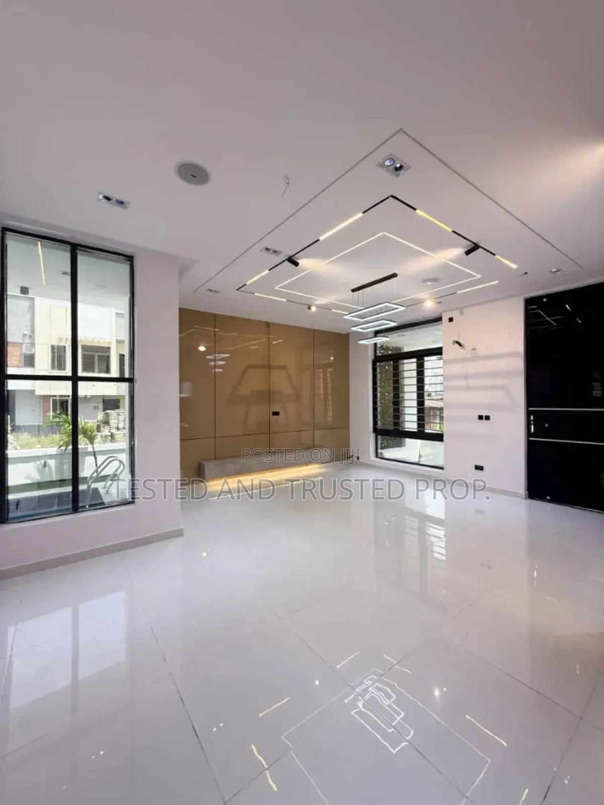 5bdrm Mansion in Chevron for sale in Chevron