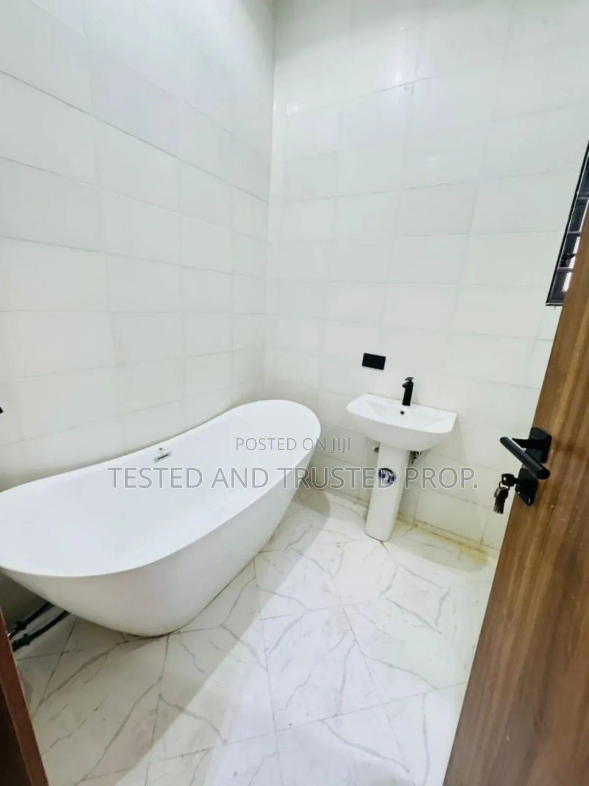 4bdrm Duplex in Orchid Road, Chevron for rent in Chevron