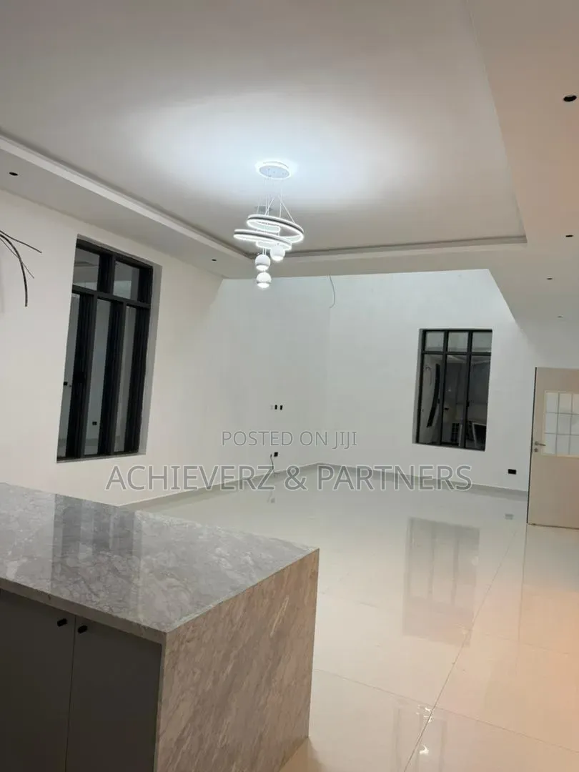 5bdrm Duplex in Zone B for sale in Zone B