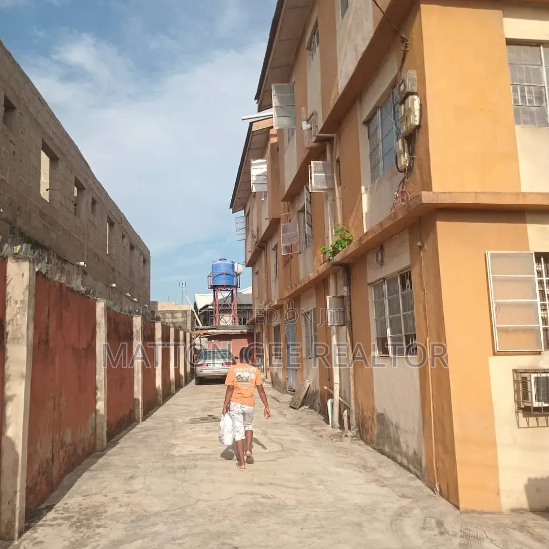 2bdrm Block of Flats in Solomade, Ikorodu Garage for sale in Ikorodu Garage
