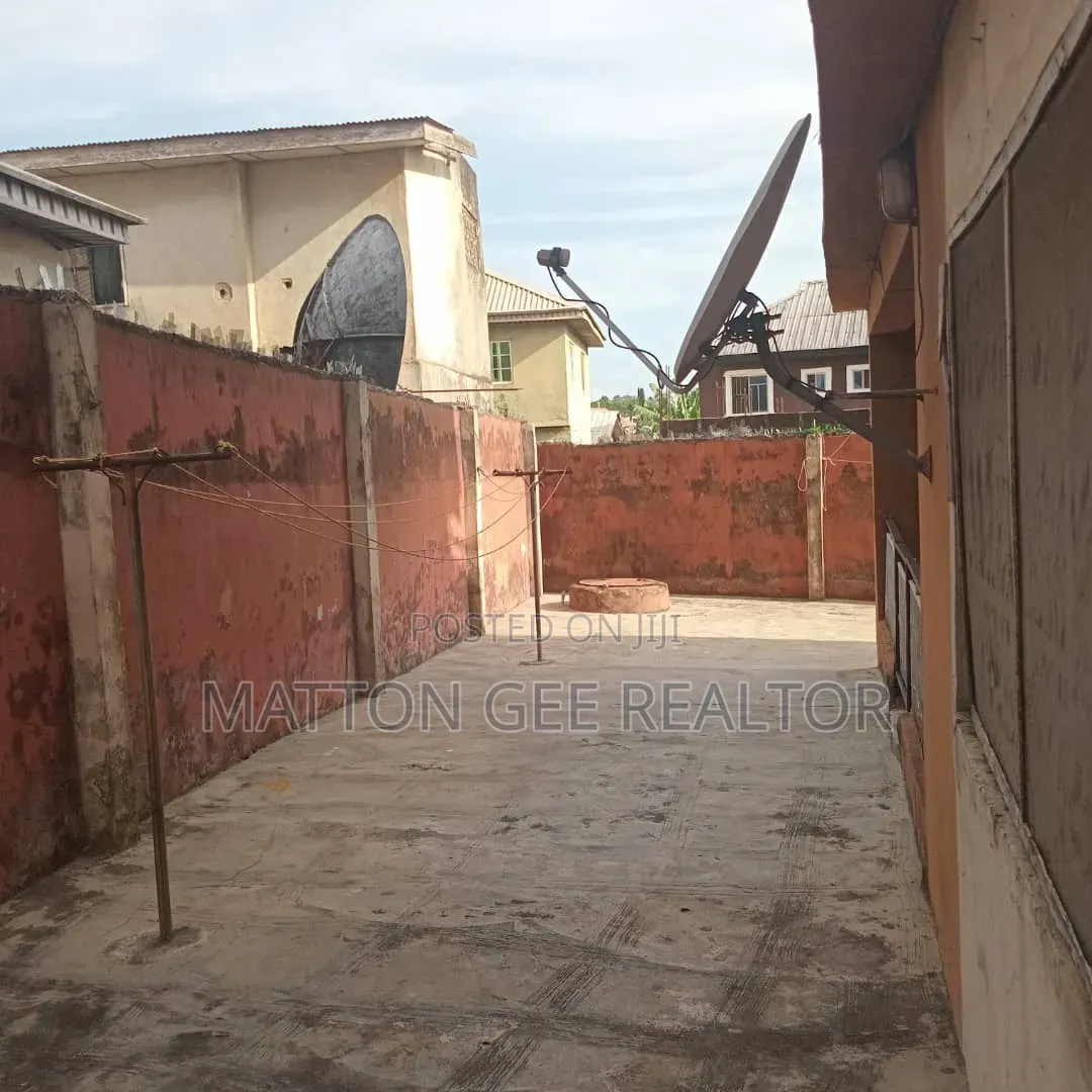 2bdrm Block of Flats in Solomade, Ikorodu Garage for sale in Ikorodu Garage