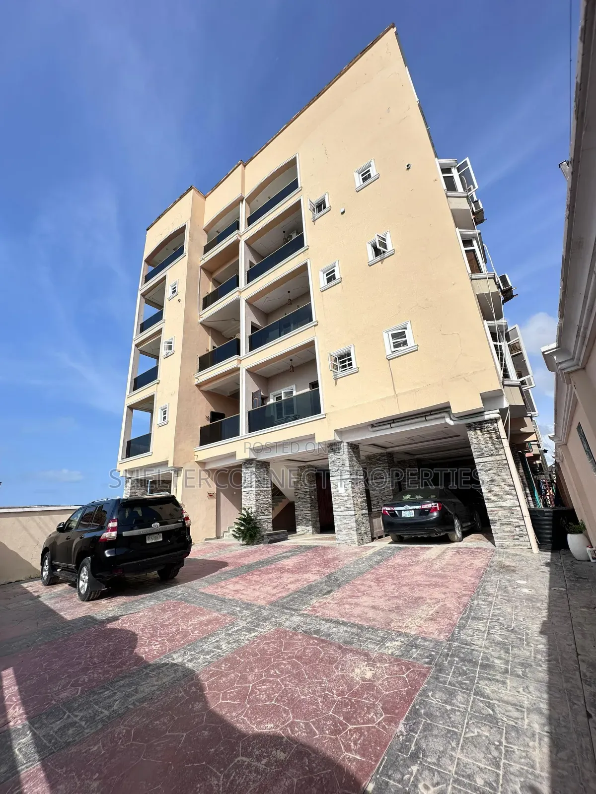 Mini Flat in Chevron for rent in Chevron