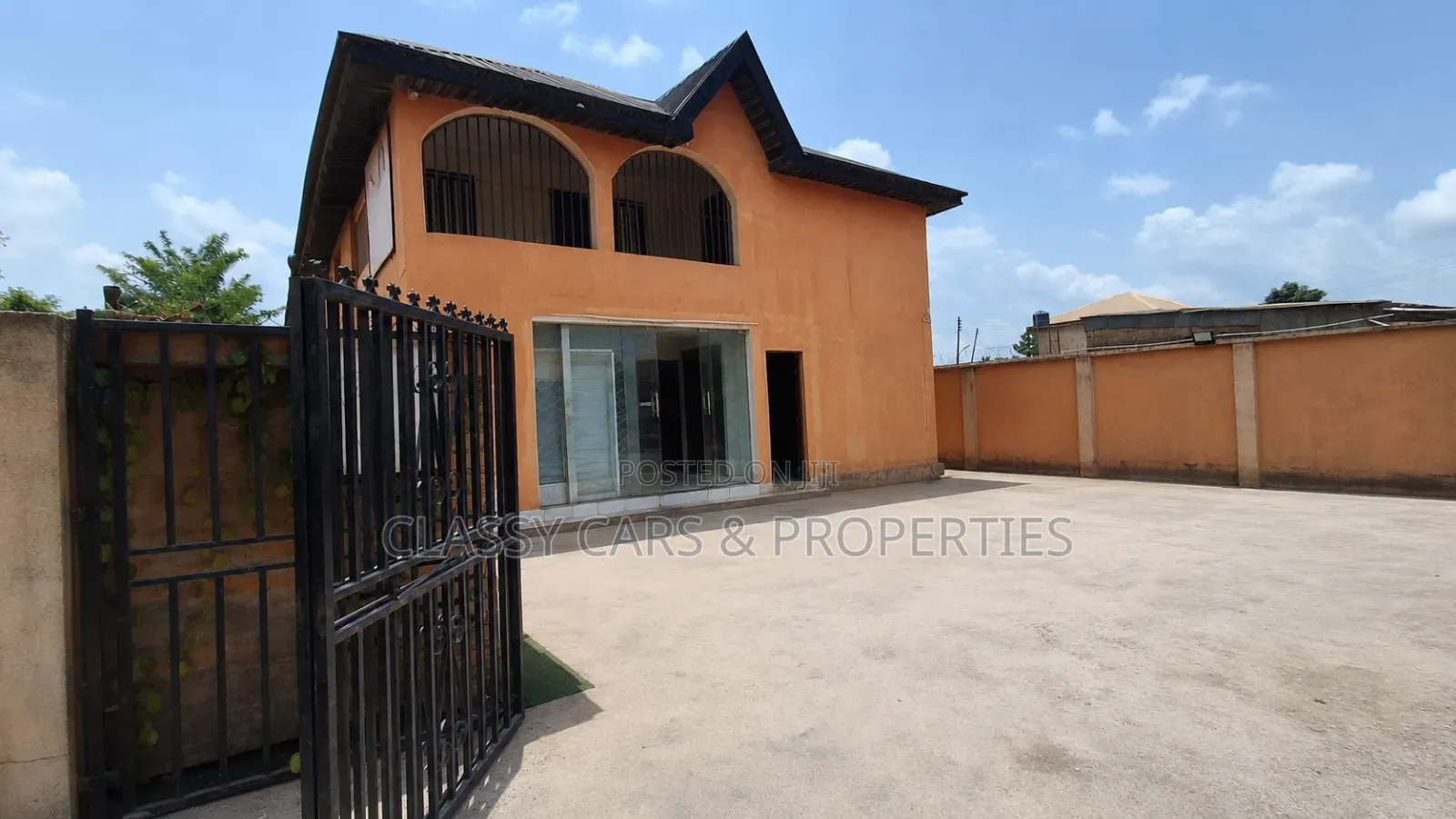 12bdrm Block of Flats in Ibadan for sale in Ibadan