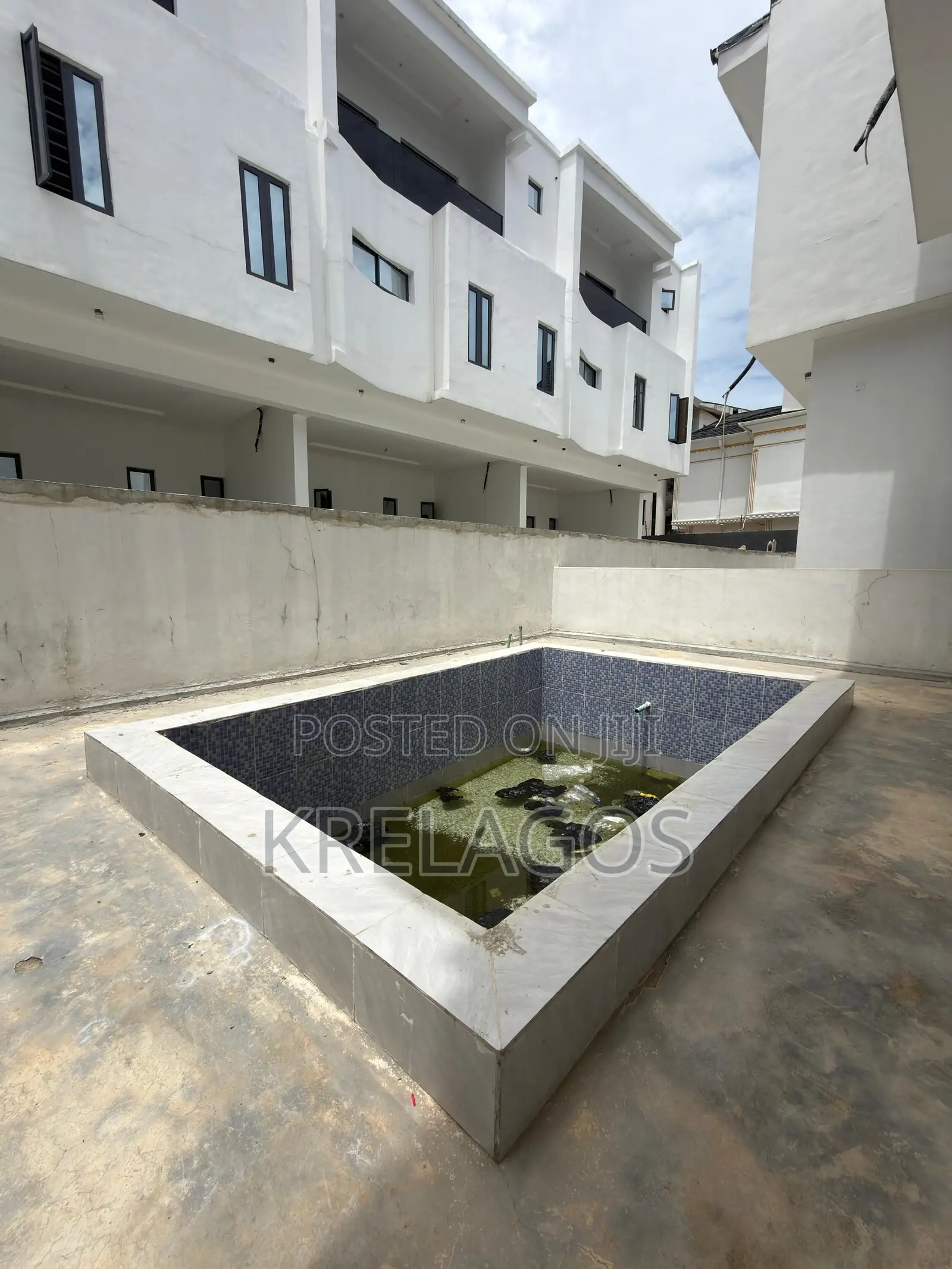 4bdrm Duplex in Ologolo for sale in Ologolo
