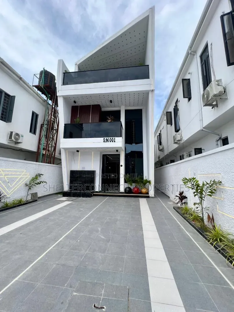 5bdrm Duplex in Ikota for sale in Ikota