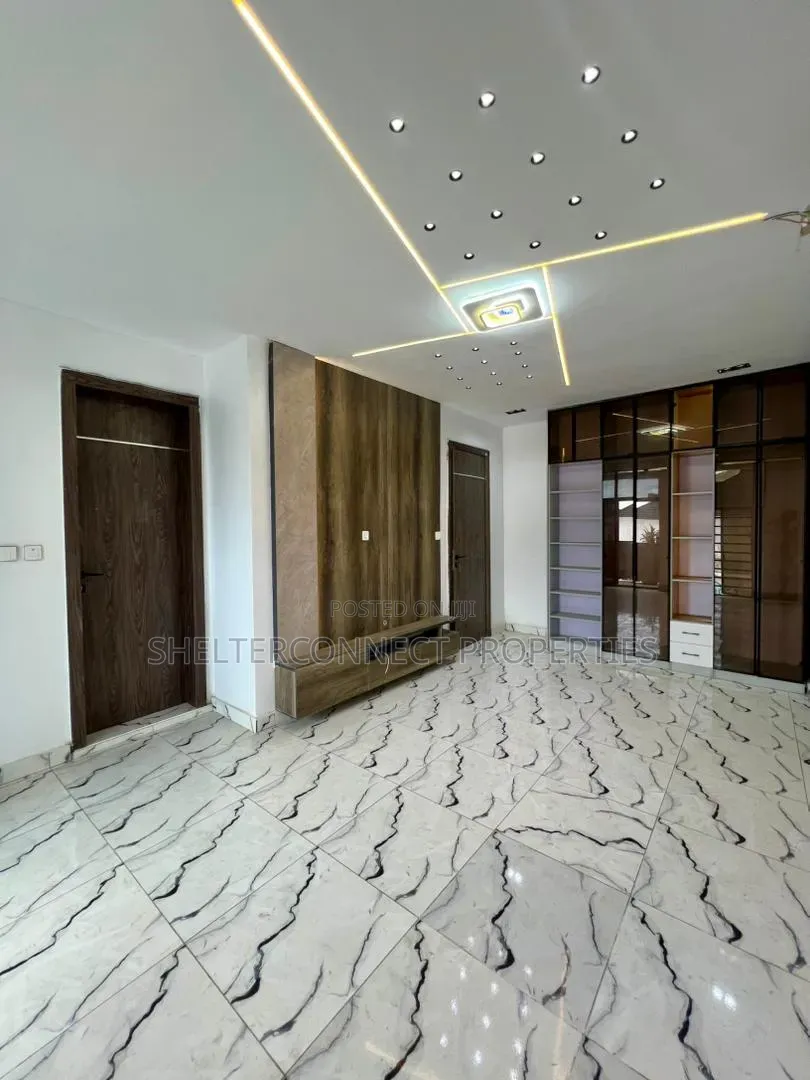 5bdrm Duplex in Ikota for sale in Ikota