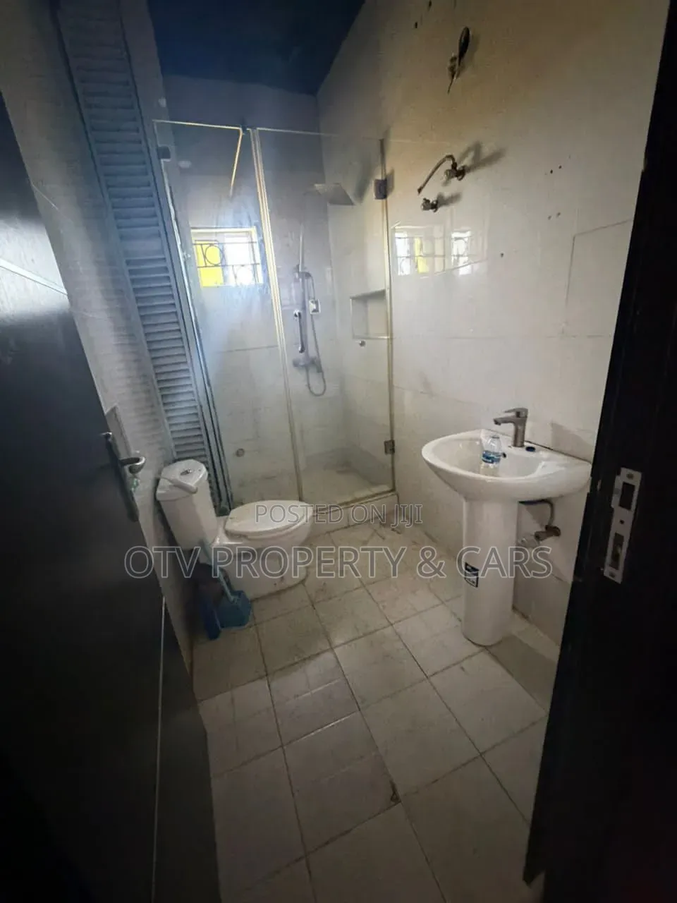 Mini Flat in Chevron for rent in Chevron