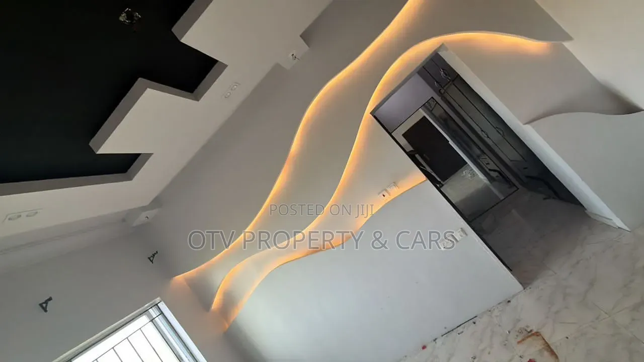 Mini Flat in Chevron for rent in Chevron