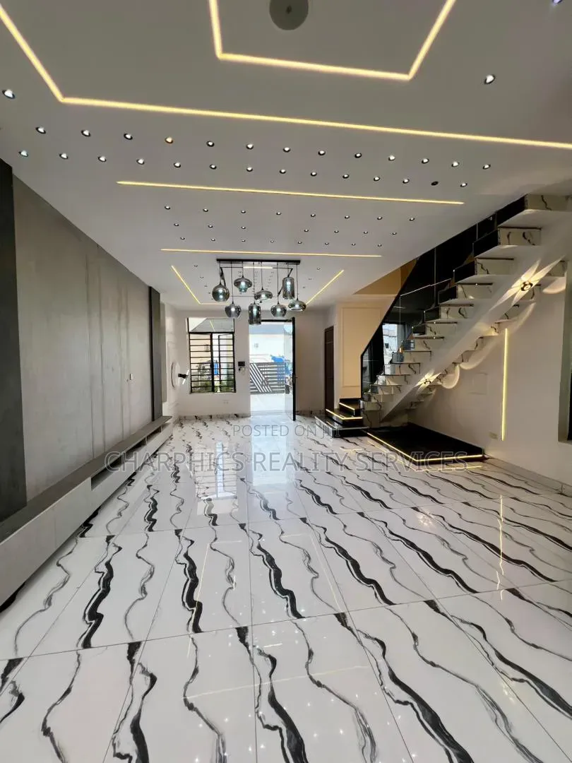 5bdrm Duplex in Ikota for sale in Ikota