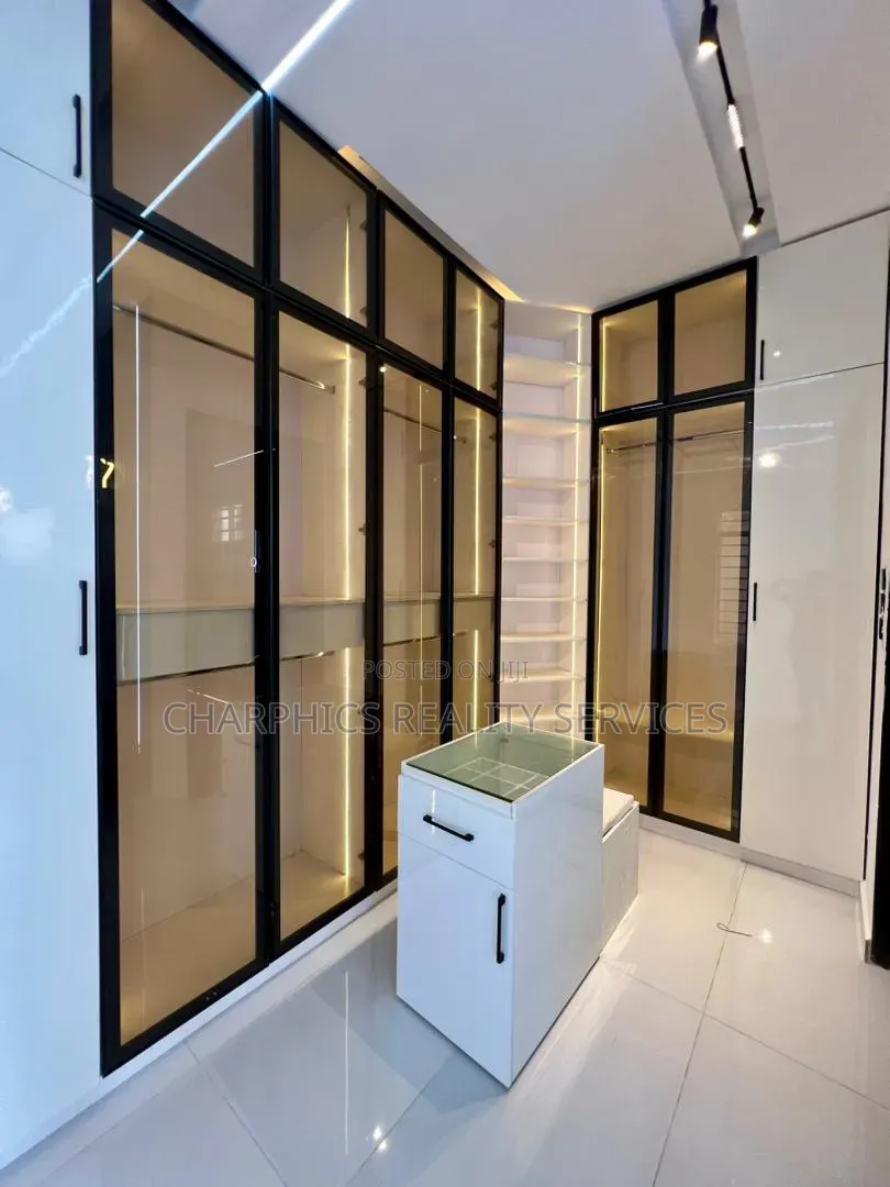 5bdrm Duplex in Ologolo for sale in Ologolo