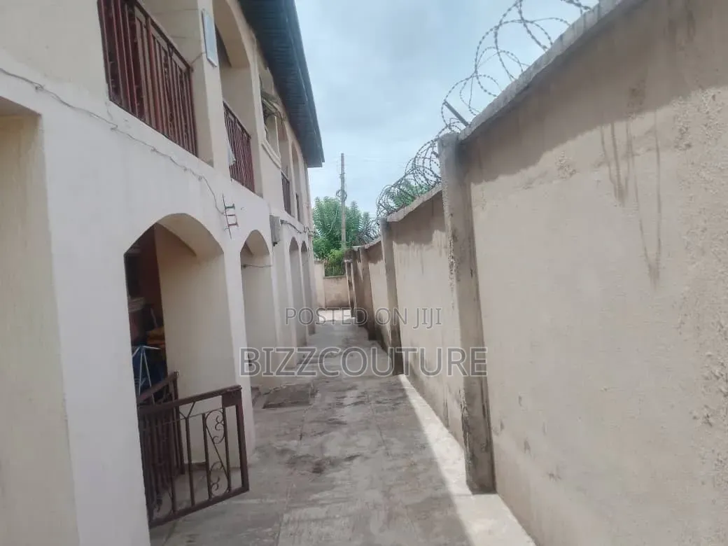 Furnished 3bdrm Apartment in Apata for sale in Apata