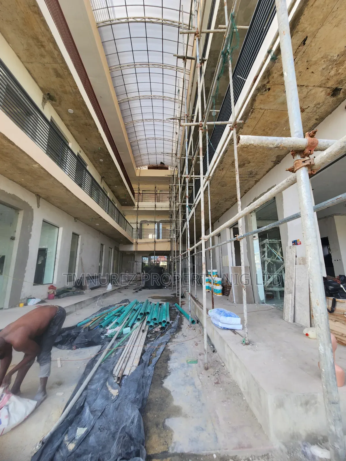 Shope New Built Forbrent at Lekki Phase1 in a Very Busy Area in Lekki Phase 1