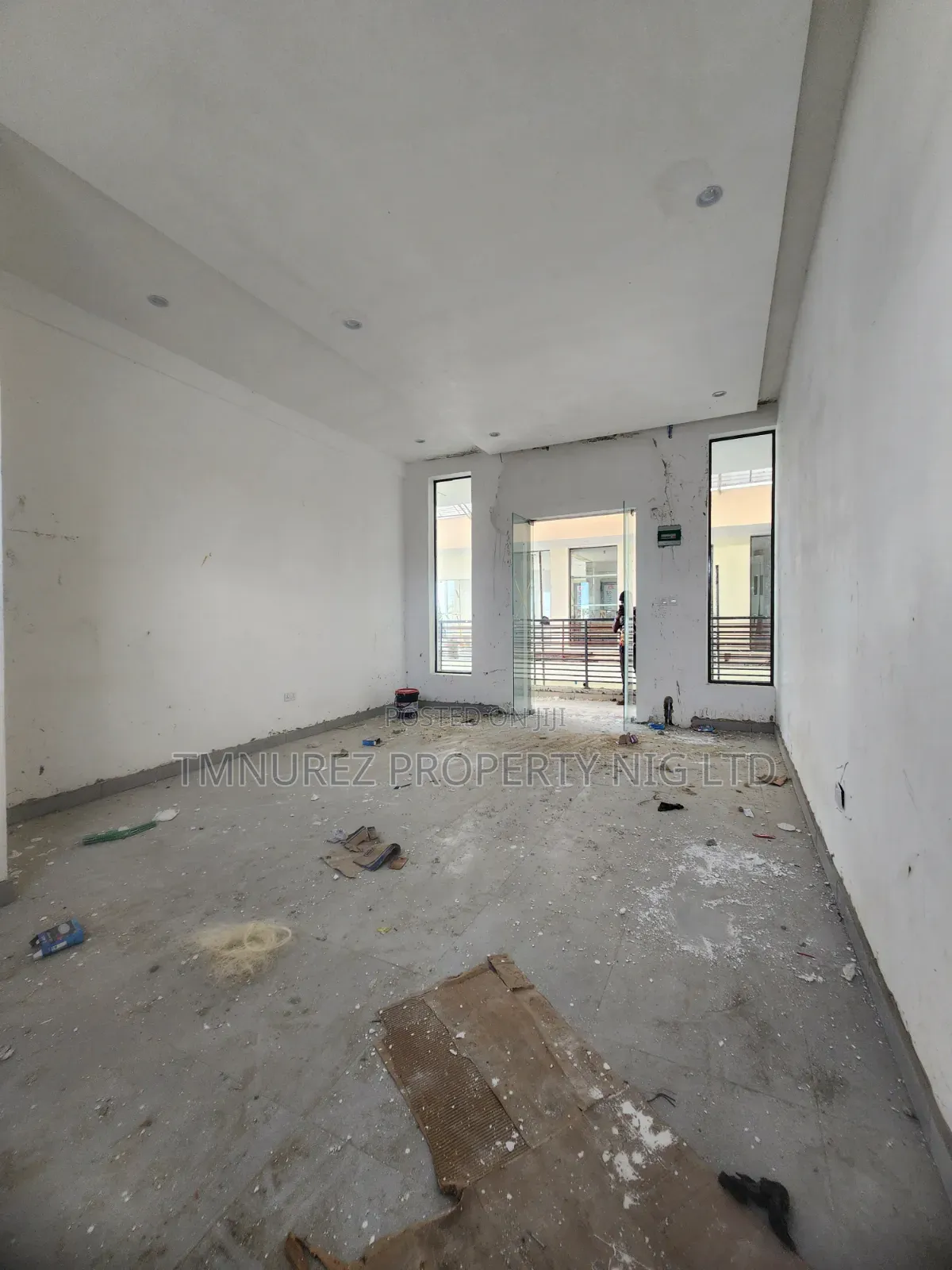 Shope New Built Forbrent at Lekki Phase1 in a Very Busy Area in Lekki Phase 1