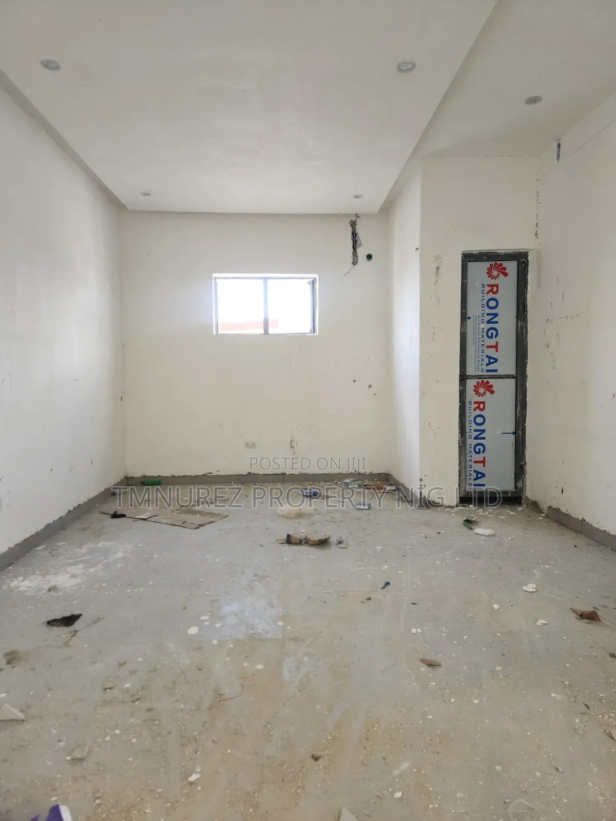 Shope New Built Forbrent at Lekki Phase1 in a Very Busy Area in Lekki Phase 1