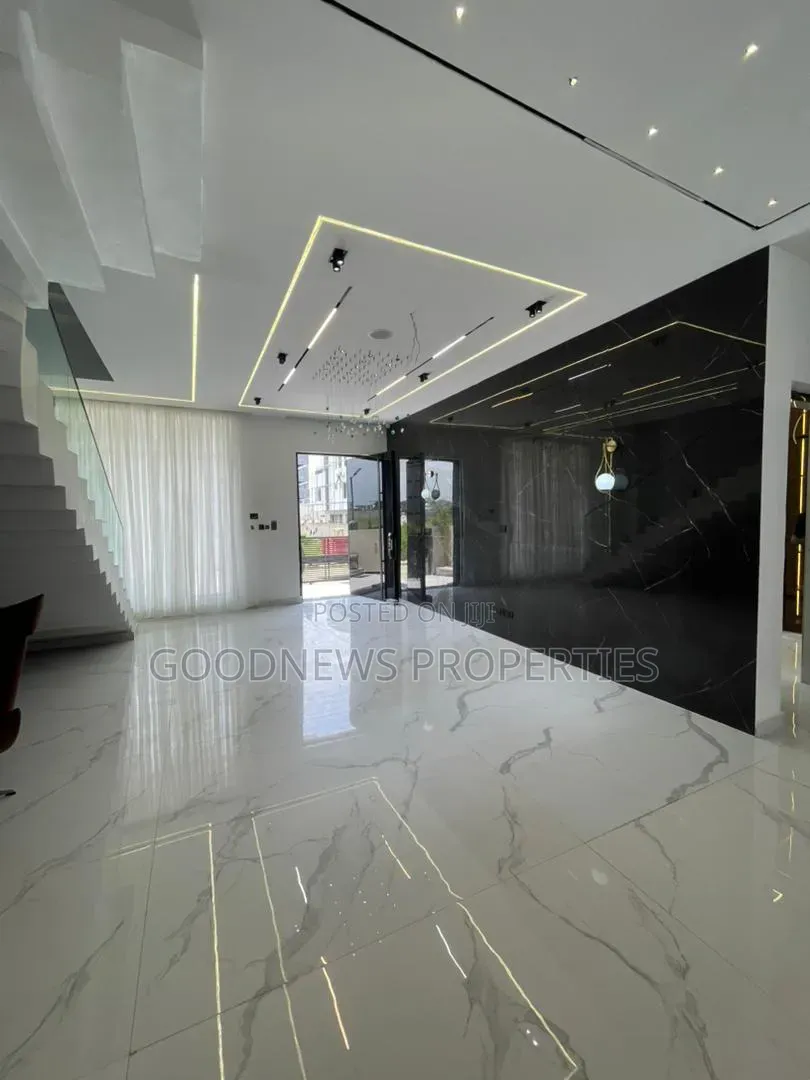 5bdrm Duplex in Lekki Phase 1 for sale in Lekki Phase 1