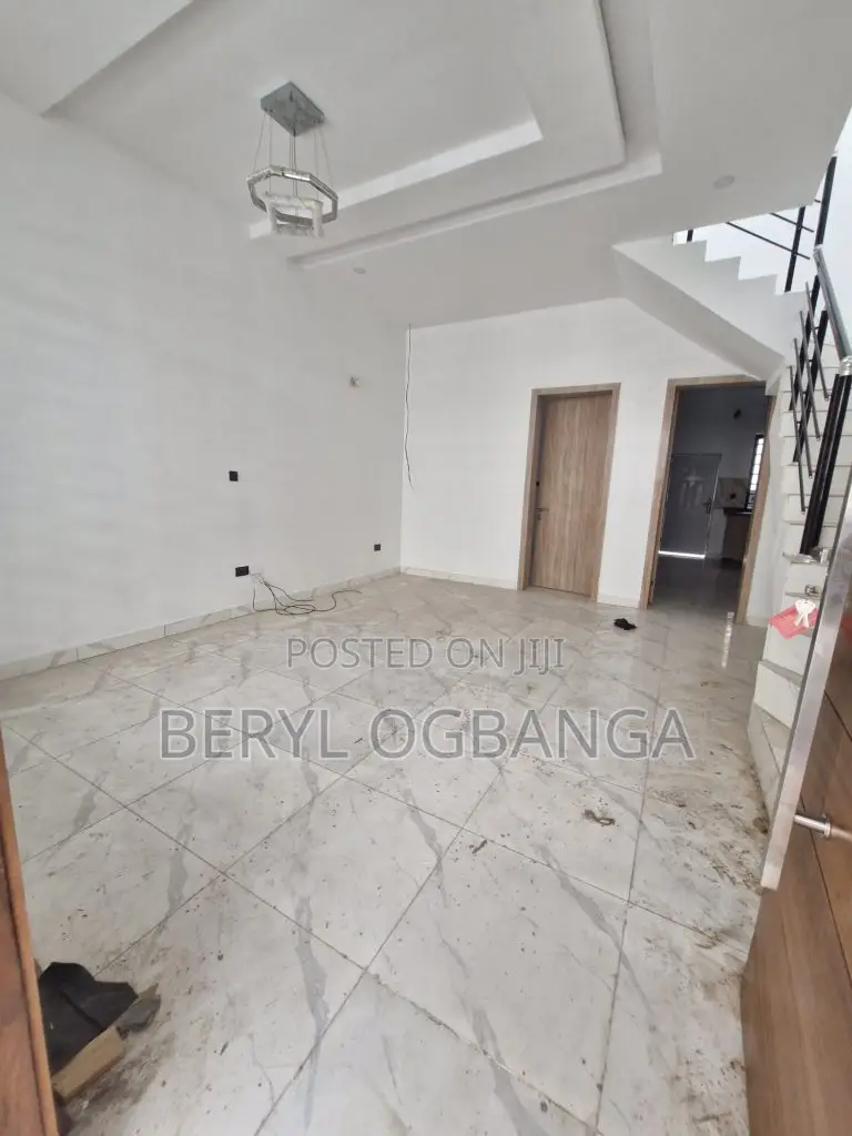3bdrm Duplex in Ikota for sale in Ikota