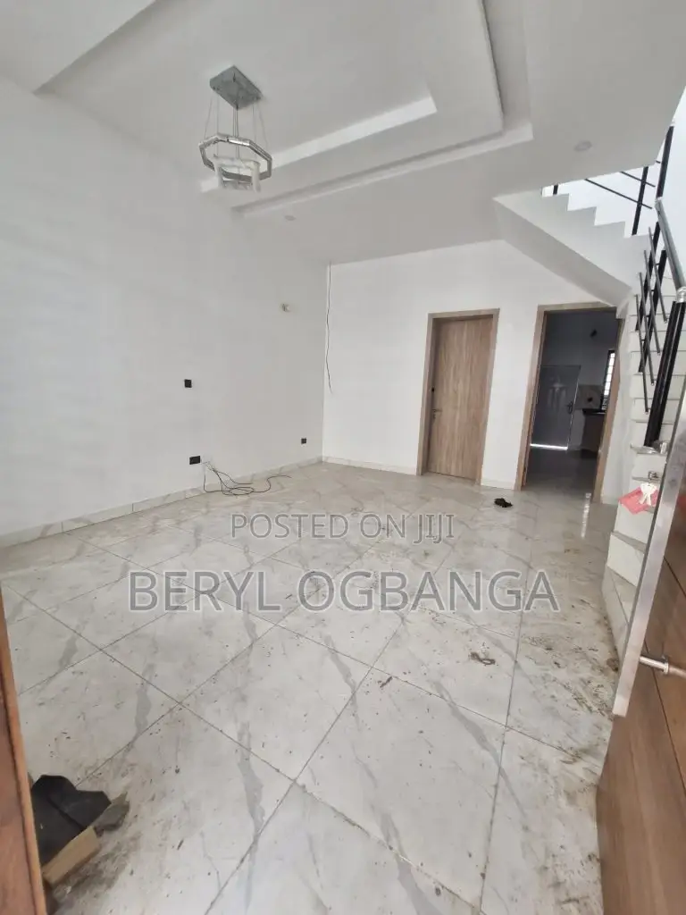 3bdrm Duplex in Ikota for sale in Ikota