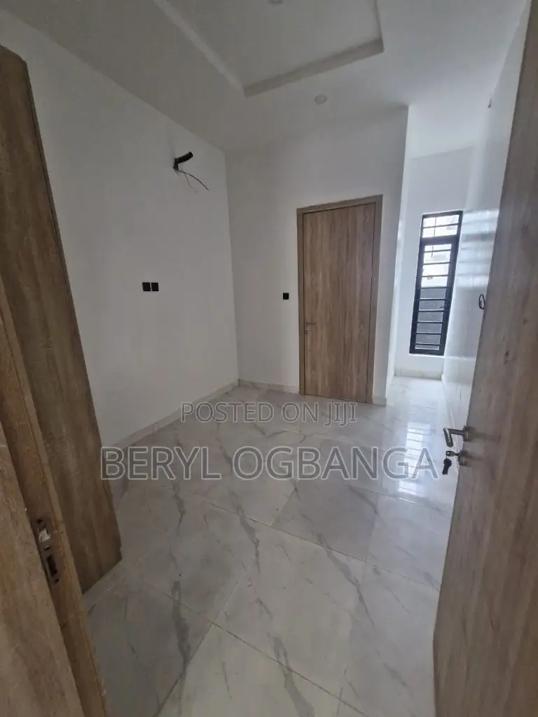 3bdrm Duplex in Ikota for sale in Ikota