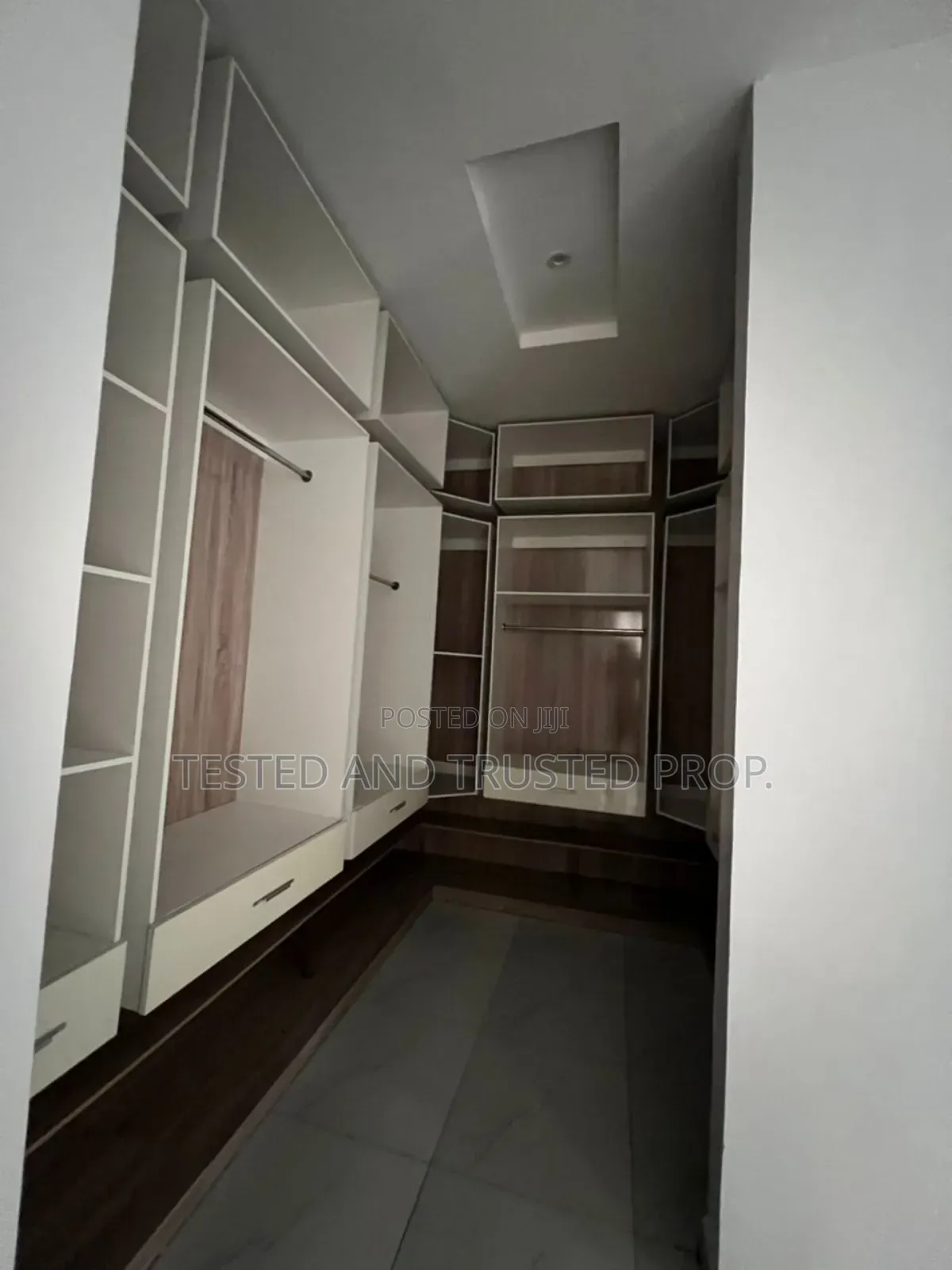 4bdrm Duplex in Agungi for rent in Agungi