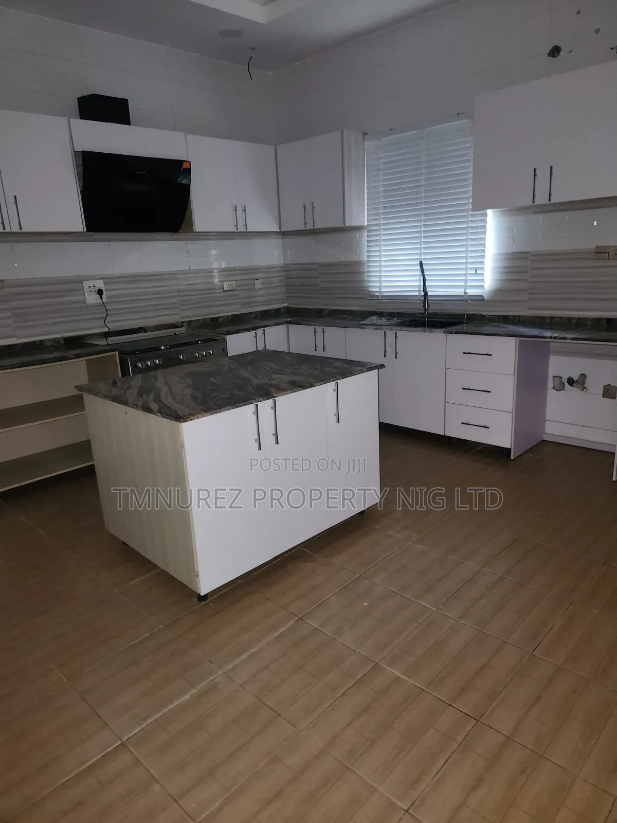 5bdrm Duplex in Chevron for rent in Chevron