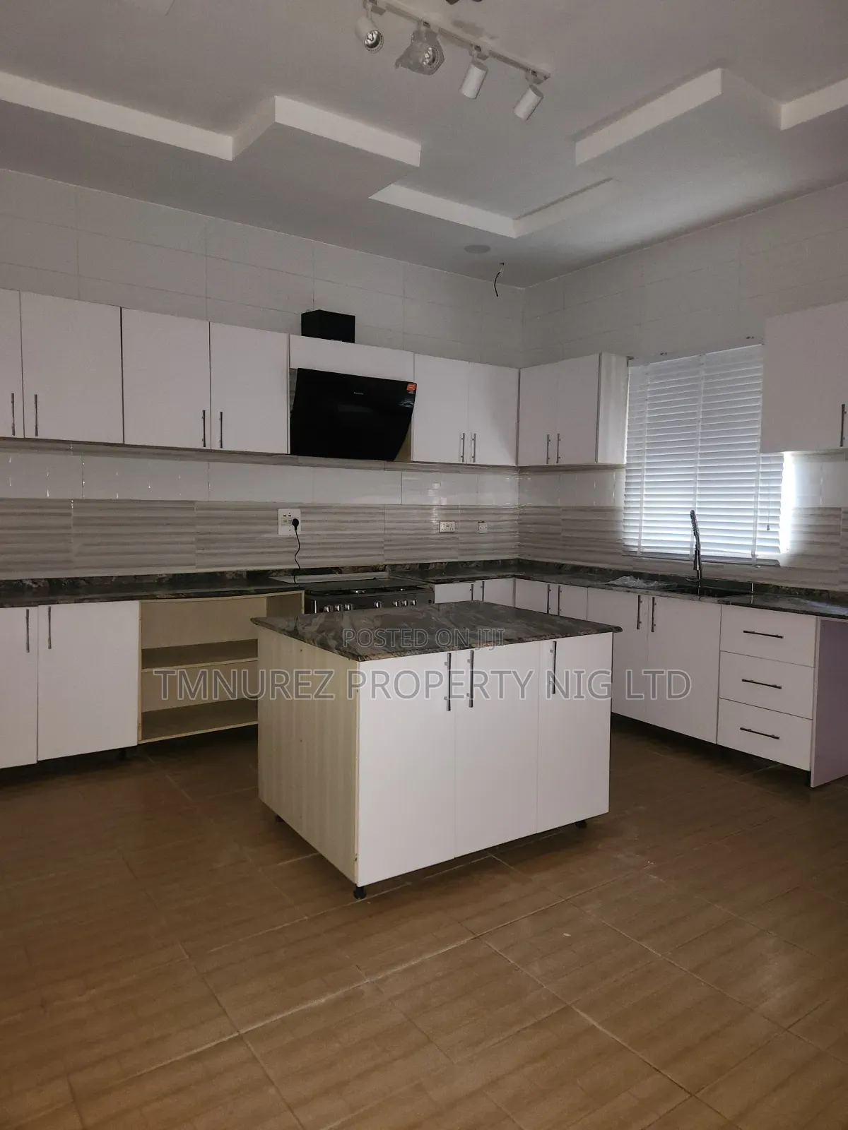 5bdrm Duplex in Chevron for rent in Chevron