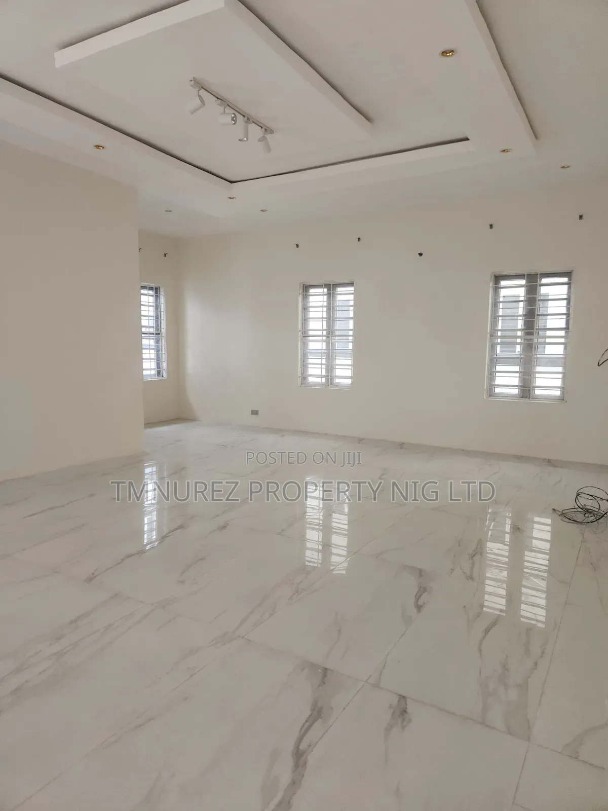 5bdrm Duplex in Chevron for rent in Chevron