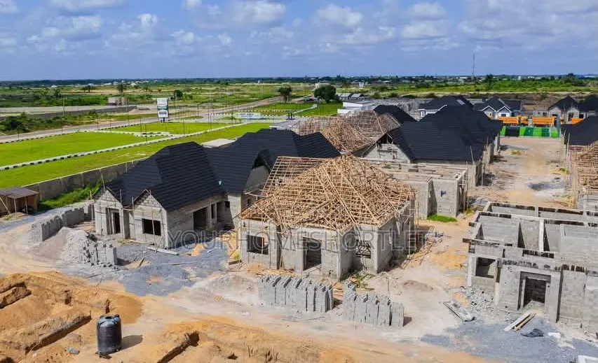 Fully Finished 4/3 Bedroom Bungalow With Easy 12 Months Spread in Lekki Expressway
