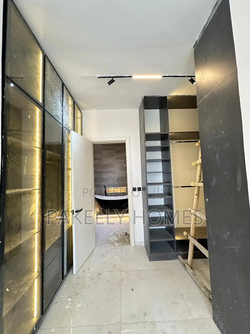 Luxury Exquisite Spacious 5 Bedroom Fully Detached Duplex in VGC / Ajah