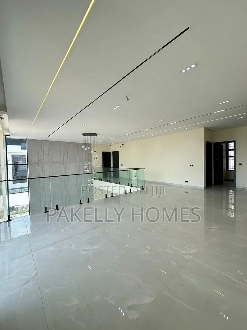 Magnificent Exclusive Luxurious 5 Bedroom Detached Duplex in Chevron