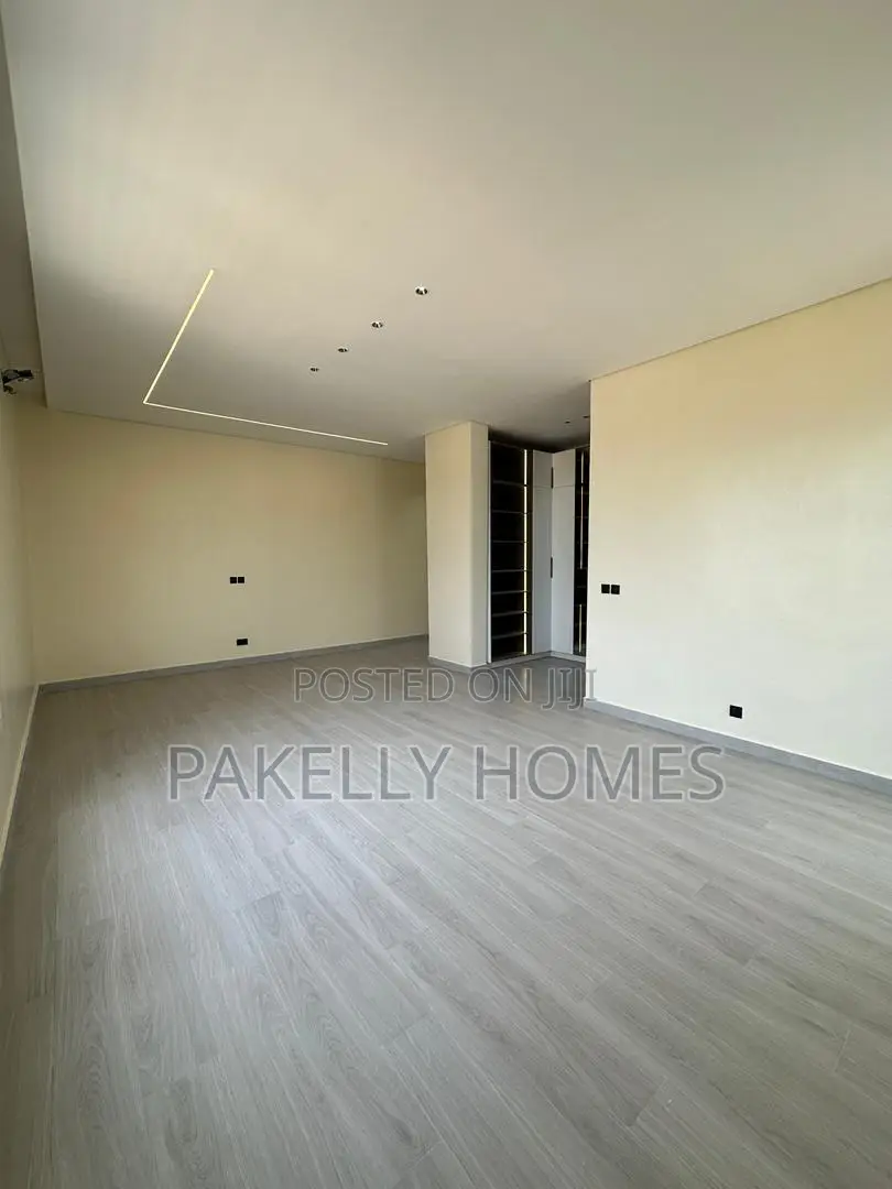 Magnificent Exclusive Luxurious 5 Bedroom Detached Duplex in Chevron