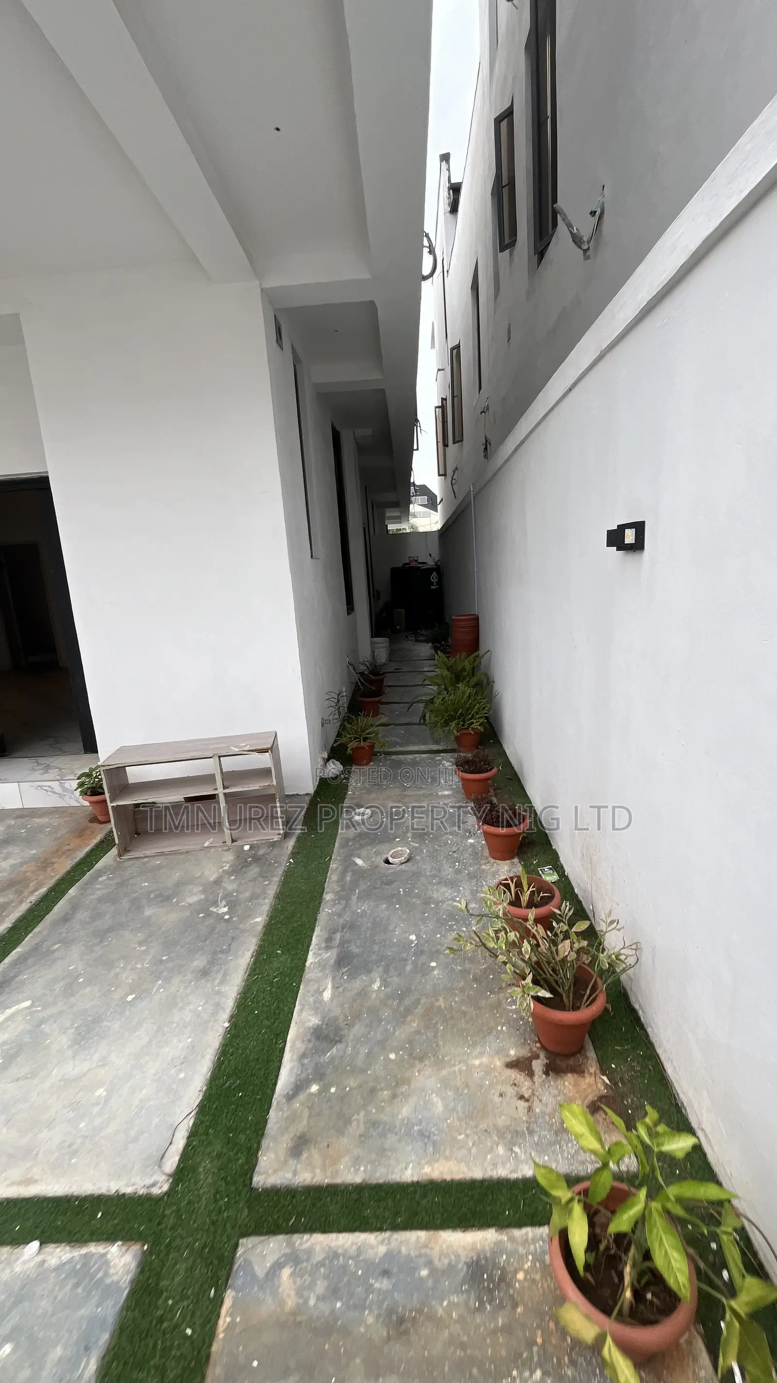 4bdrm Duplex in Ologolo for sale in Ologolo
