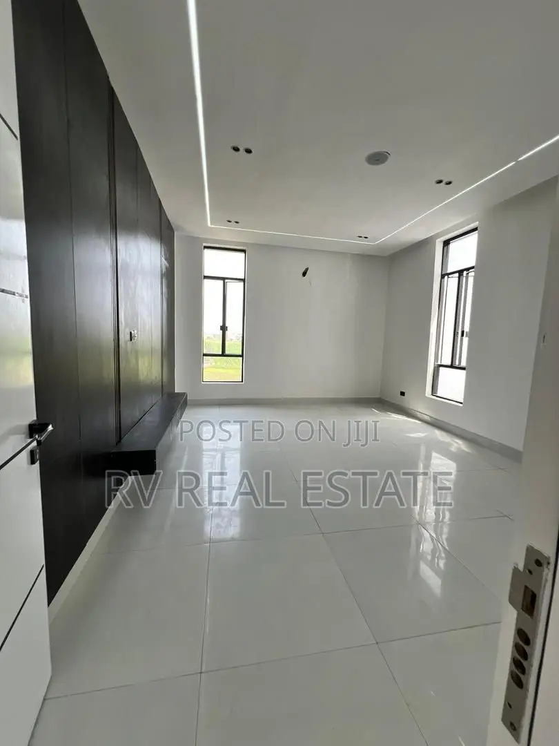 5bdrm Duplex in Chevron for sale in Chevron