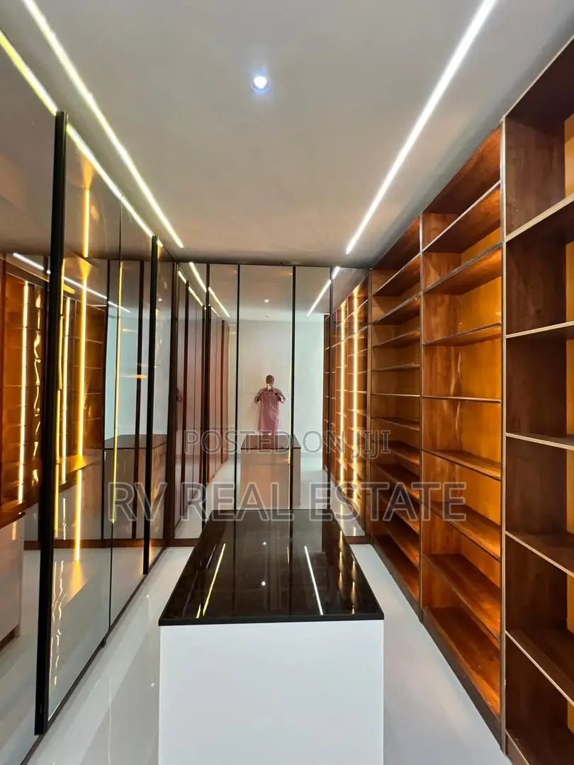 5bdrm Duplex in Chevron for sale in Chevron