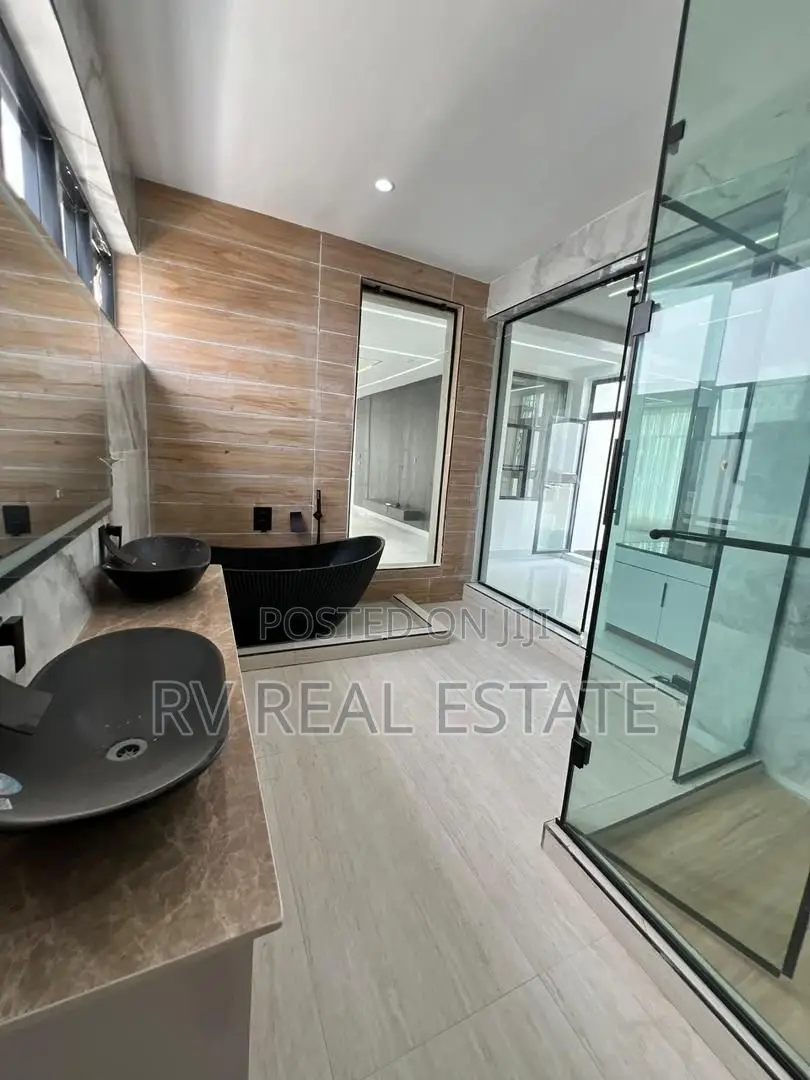 5bdrm Duplex in Chevron for sale in Chevron