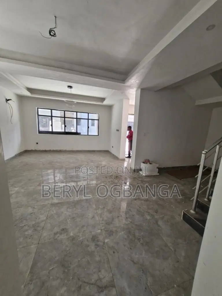 5bdrm Duplex in Ikate for sale in Ikate