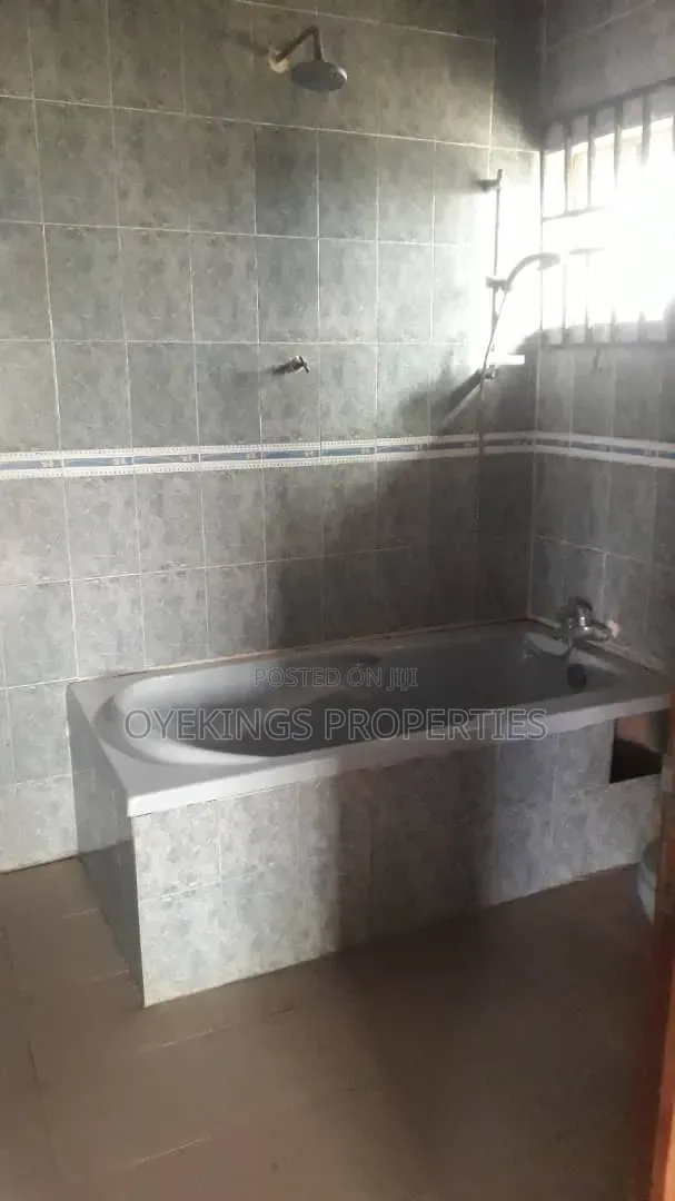 4bdrm Bungalow in Odoona, Oluyole Estate for sale in Oluyole Estate