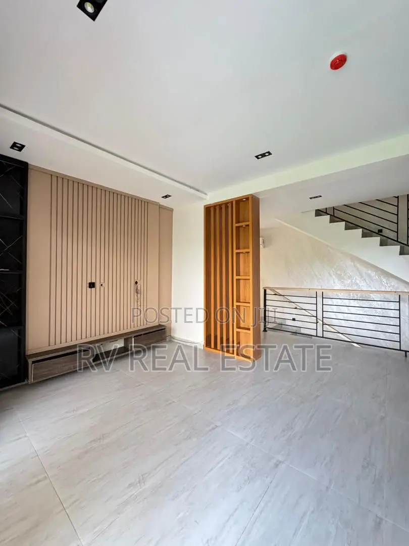 4bdrm Duplex in Obanikoro for sale in Obanikoro