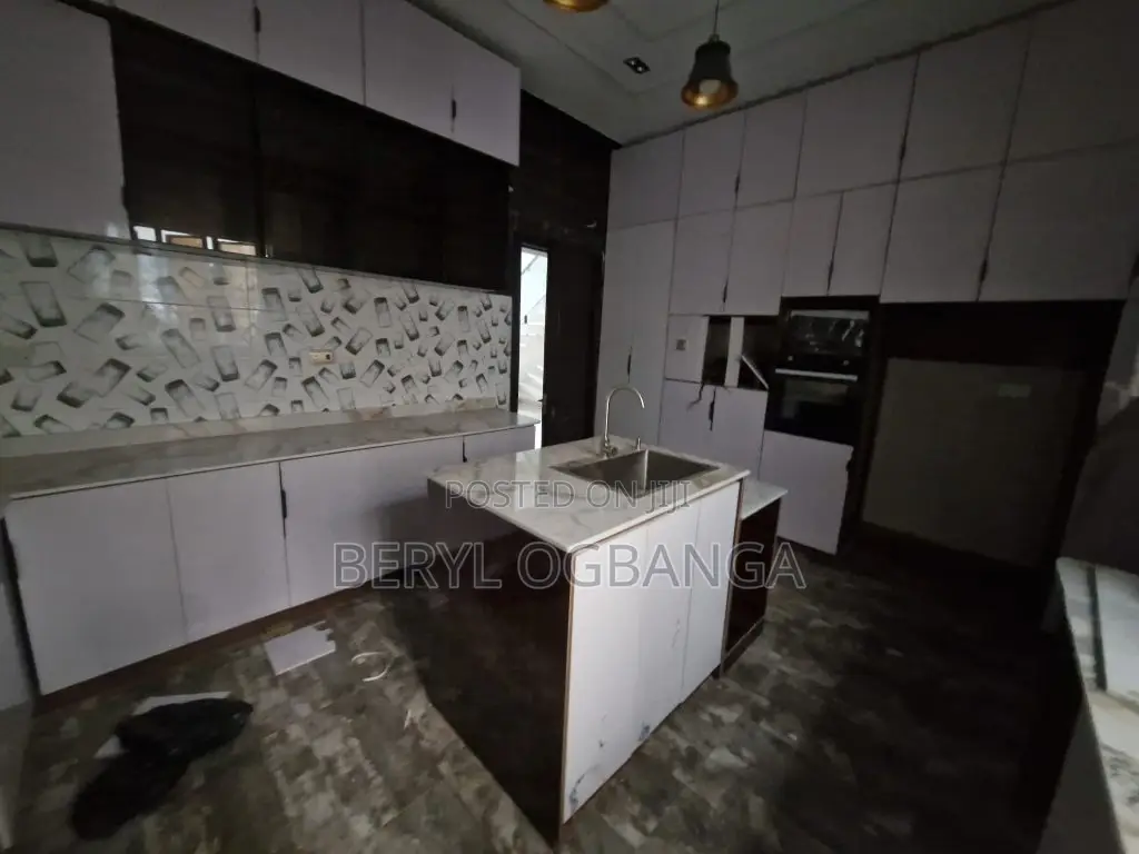 5bdrm Duplex in Osapa london for sale in Osapa london