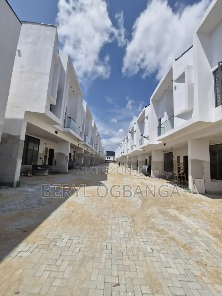 4bdrm Duplex in Ikota for sale in Ikota